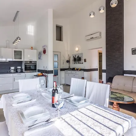 Stunning In With House Sea View Апартаменты
