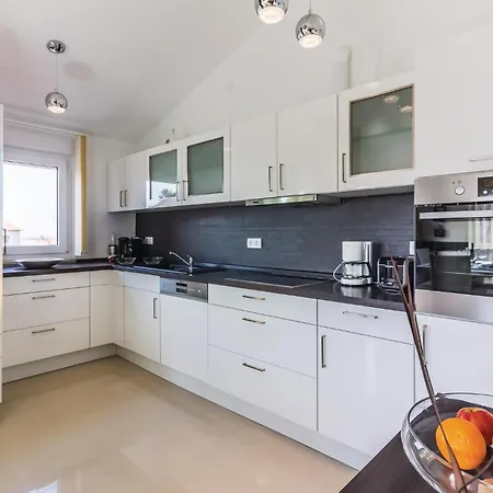 Апартаменты Stunning In With House Sea View